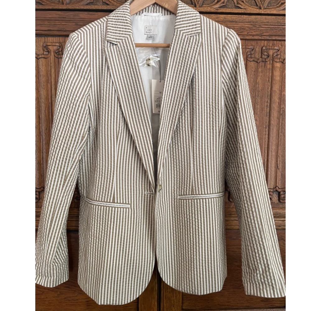 A New Day tan and white seersucker blazer NWT